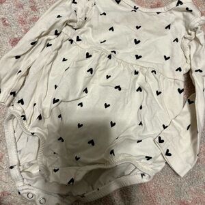 Old navy. 6-12 months. Long sleeve bodysuit with hearts. Used condition.